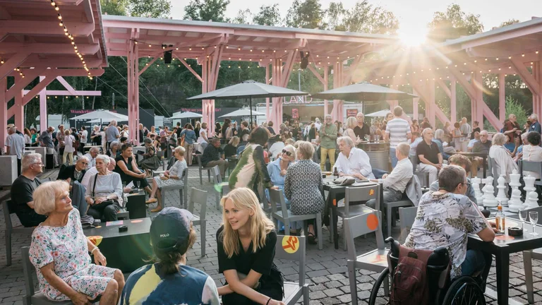 Publikum im Festivalzentrum Wunderland bei Sonnenschein