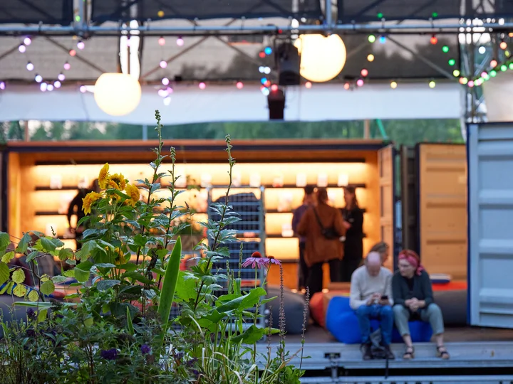 Foto einer Pflanze im Pappelwald an der Jahrhunderthalle Bochum, dahinter ist die Pappelwaldkantine der Ruhrtriennale 2023 zu erkennen.