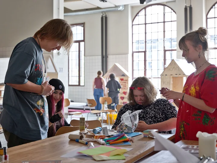 Jugendliche in Rahmen eines handwerklichen Workshops im Foyer von PACT Zollverein